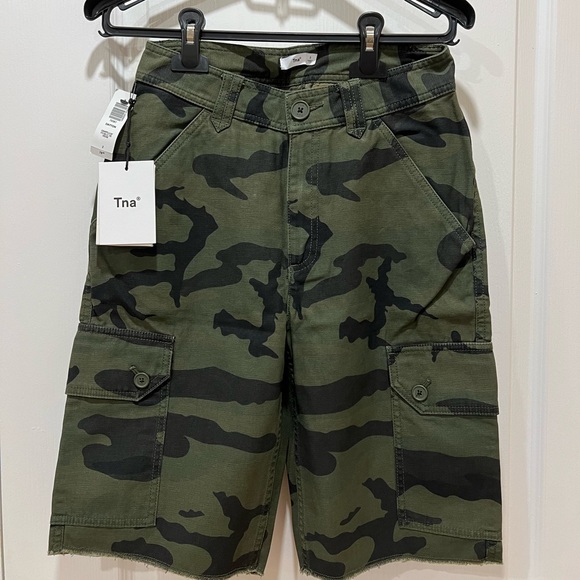 BRAND NEW WITH TAGS CARGO SHORTS FROM ARITZIA - Picture 1 of 5